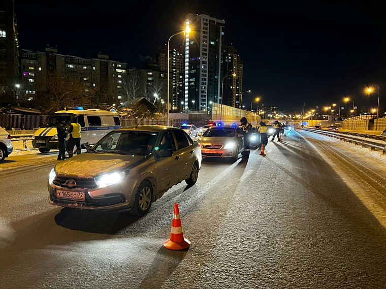 На улице Заполньной в Тюмени провели сплошную проверку водителей