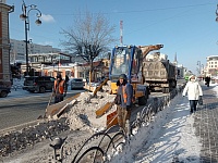 Первыми от снега очищают мосты: на улицах работают более 300 единиц техники