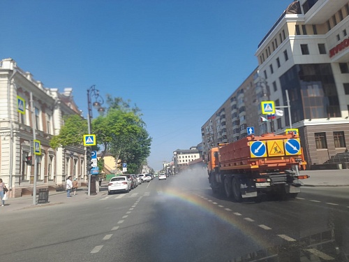 Тюменским дорогам в жару устраивают холодный душ