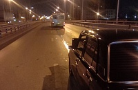 Вазовская "семерка" пролетела на тормозах 25 метров по путепроводу на улице Пермякова