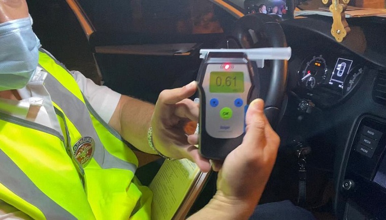 Сплошная проверка: водитель "Лексуса" выпил два бокала вина