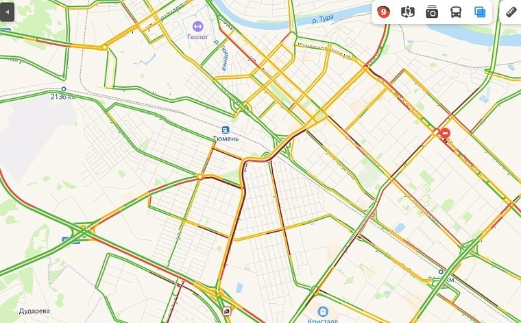 Тюмень из-за снегопада сковали пробки
