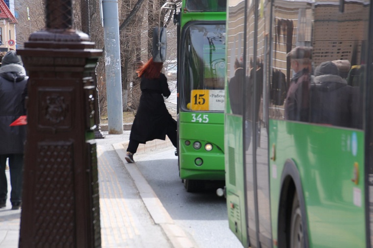 На Родительский день для тюменцев пустят больше автобусов в сторону кладбищ