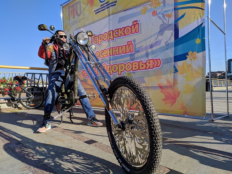 На набережную в Тюмени съехались коляски и велики из папье-маше и картона