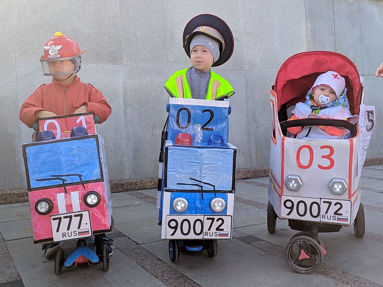 На набережную в Тюмени съехались коляски и велики из папье-маше и картона