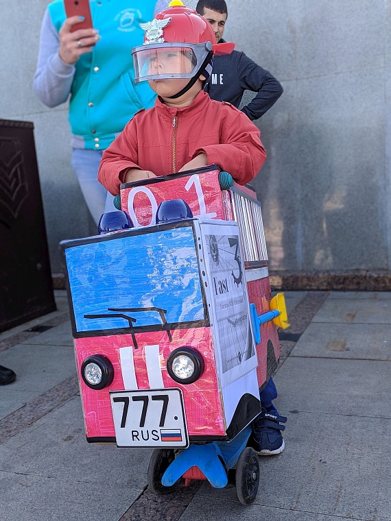 На набережную в Тюмени съехались коляски и велики из папье-маше и картона