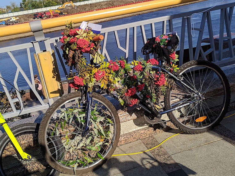 На набережную в Тюмени съехались коляски и велики из папье-маше и картона