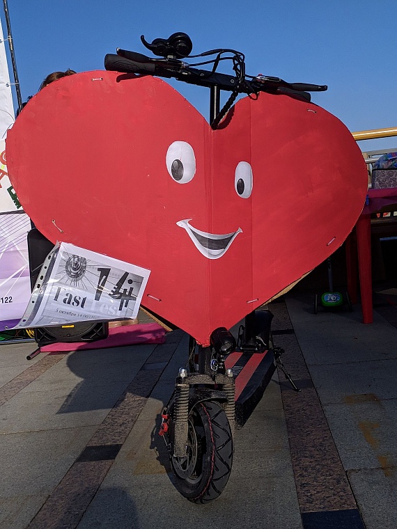 На набережную в Тюмени съехались коляски и велики из папье-маше и картона