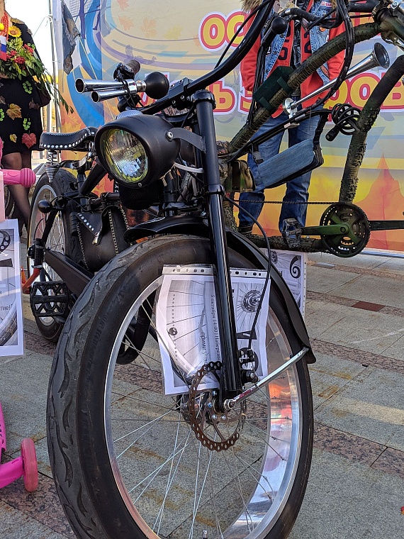 На набережную в Тюмени съехались коляски и велики из папье-маше и картона