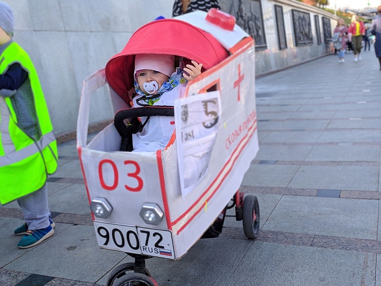 На набережную в Тюмени съехались коляски и велики из папье-маше и картона