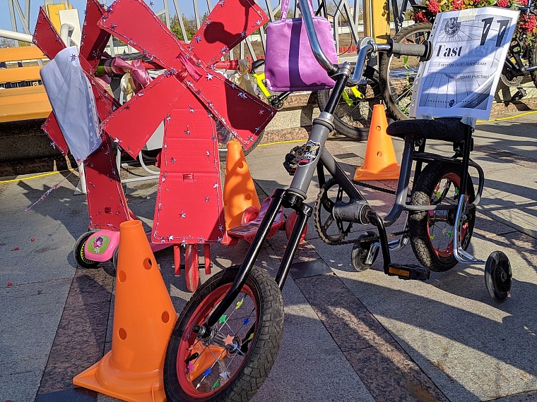 На набережную в Тюмени съехались коляски и велики из папье-маше и картона