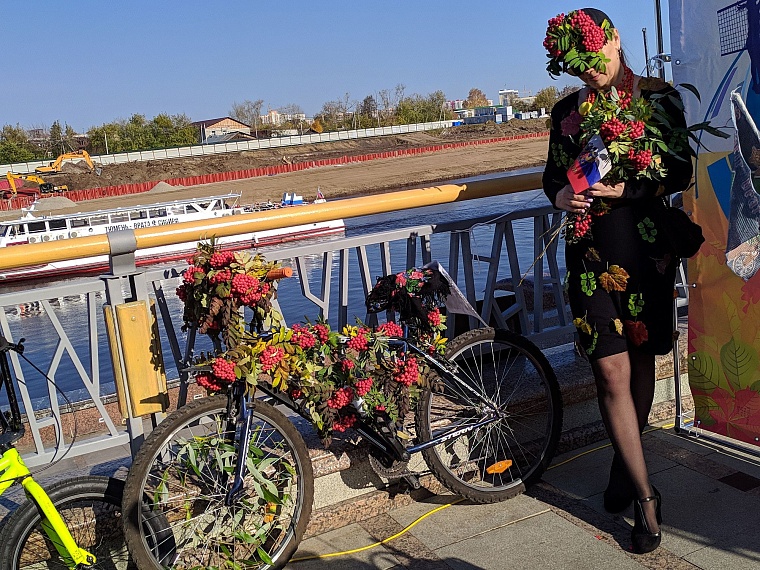 На набережную в Тюмени съехались коляски и велики из папье-маше и картона