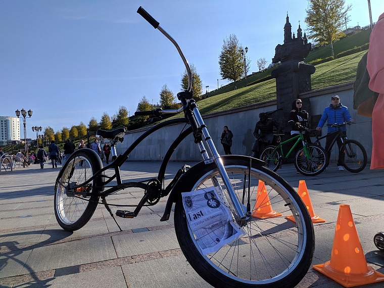 На набережную в Тюмени съехались коляски и велики из папье-маше и картона