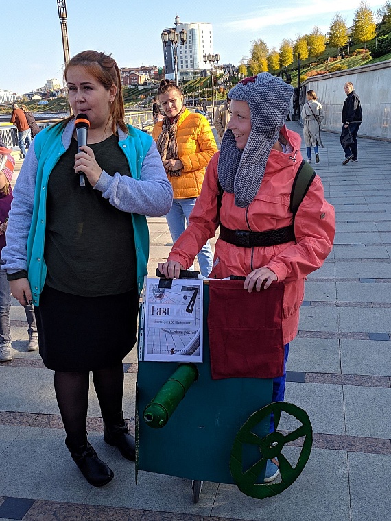 На набережную в Тюмени съехались коляски и велики из папье-маше и картона