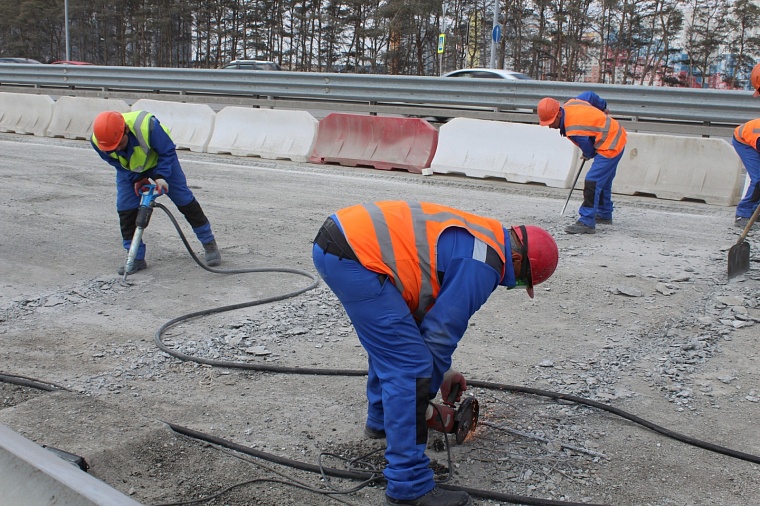 В Тюмени перекрыли полосу на развязке по Московскому тракту