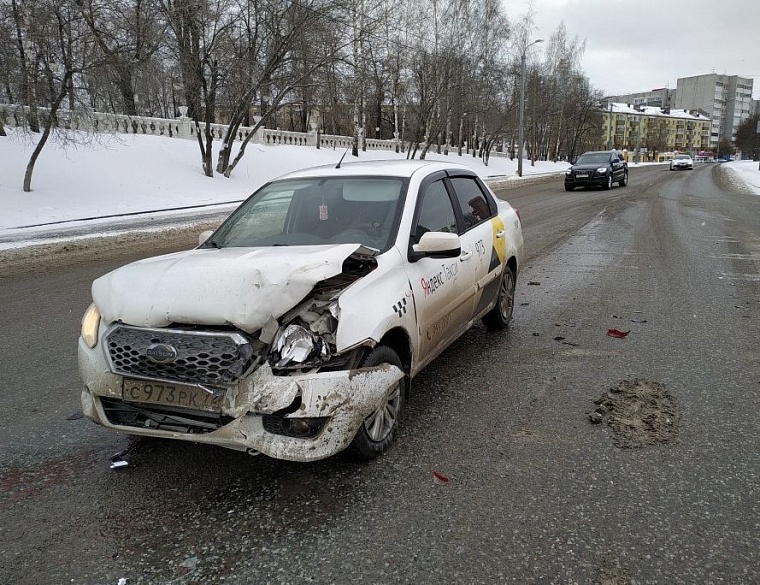 Запретили разворот. Названы три самых опасных места на дорогах Тюмени