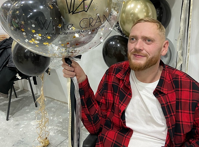 Тюменец с ДЦП открыл инклюзивную творческую мастерскую