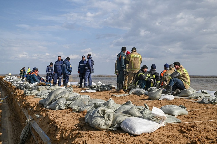 На федеральной трассе Тюмень-Омск вблизи Абатского укрепляют откосы и саму дорогу