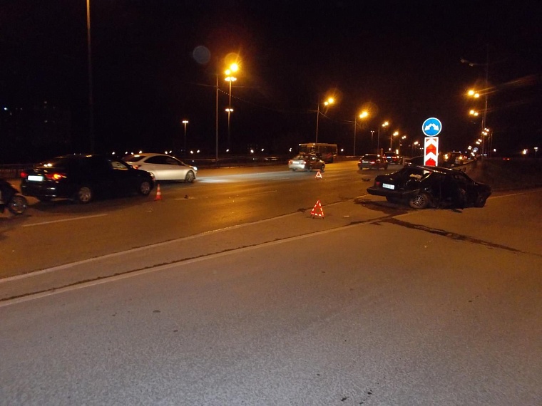 В отброшенной на обочину «Ладе» погибли юноша и девушка