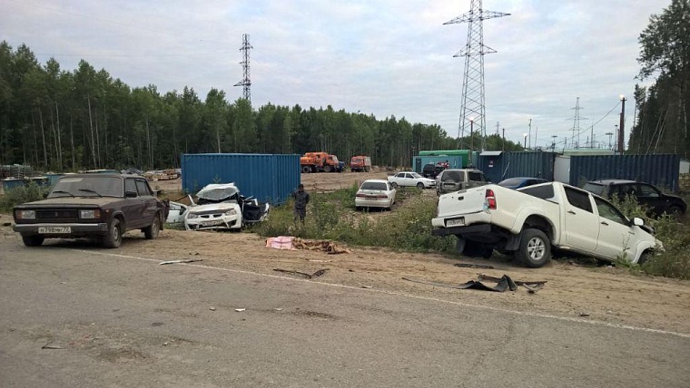 В отброшенной на обочину «Ладе» погибли юноша и девушка