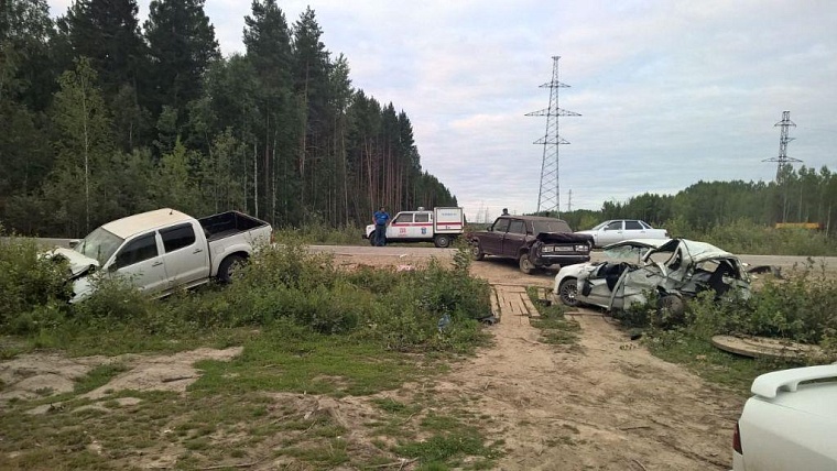 В отброшенной на обочину «Ладе» погибли юноша и девушка