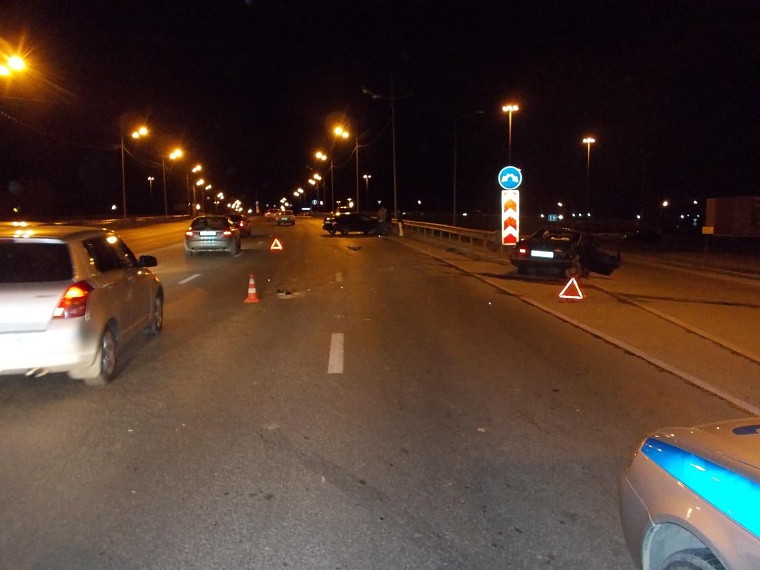 В отброшенной на обочину «Ладе» погибли юноша и девушка