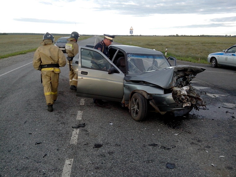В отброшенной на обочину «Ладе» погибли юноша и девушка