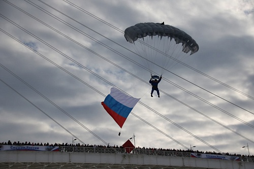 На #СпецоперацииЛед в Тюмени мастера выполнят показательные прыжки с парашютом