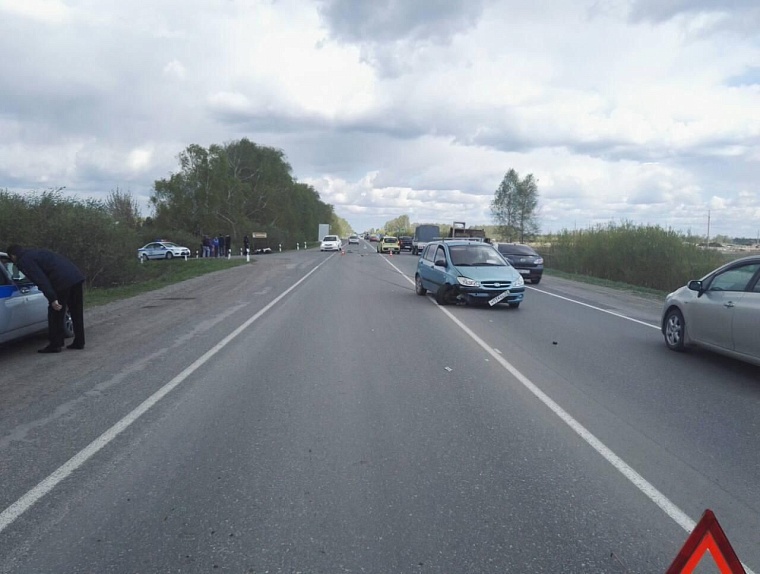 Два грузовика, столкнувшись, блокировали трассу, погиб человек