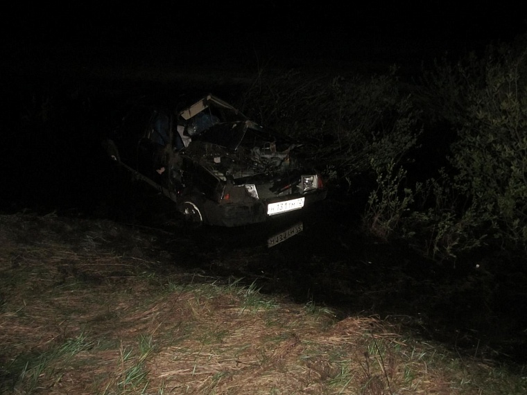 Два грузовика, столкнувшись, блокировали трассу, погиб человек