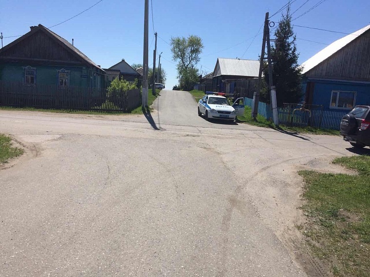 Два грузовика, столкнувшись, блокировали трассу, погиб человек