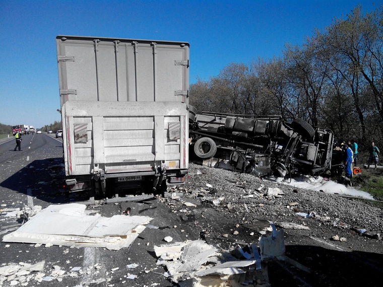 Два грузовика, столкнувшись, блокировали трассу, погиб человек