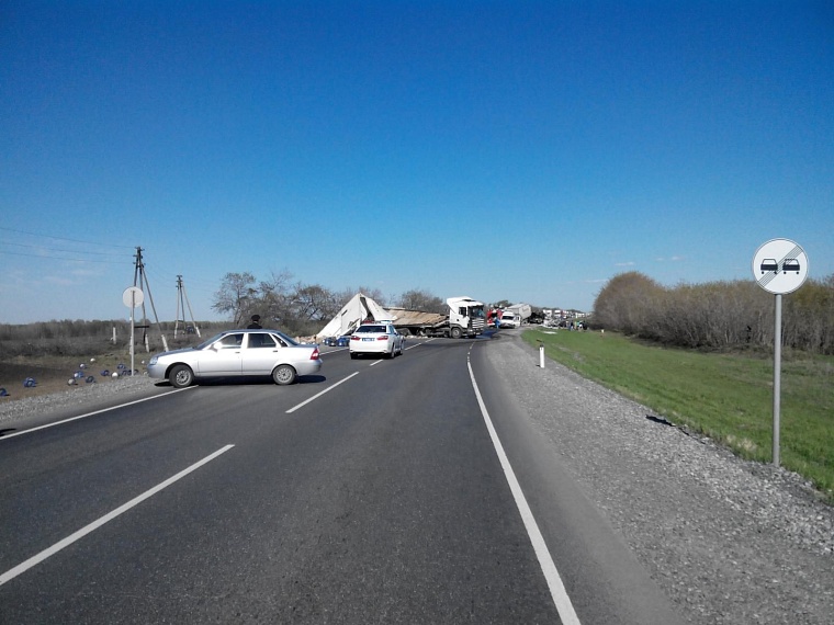 Два грузовика, столкнувшись, блокировали трассу, погиб человек