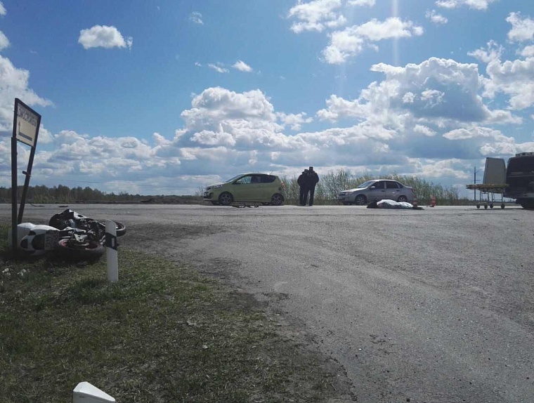 Два грузовика, столкнувшись, блокировали трассу, погиб человек