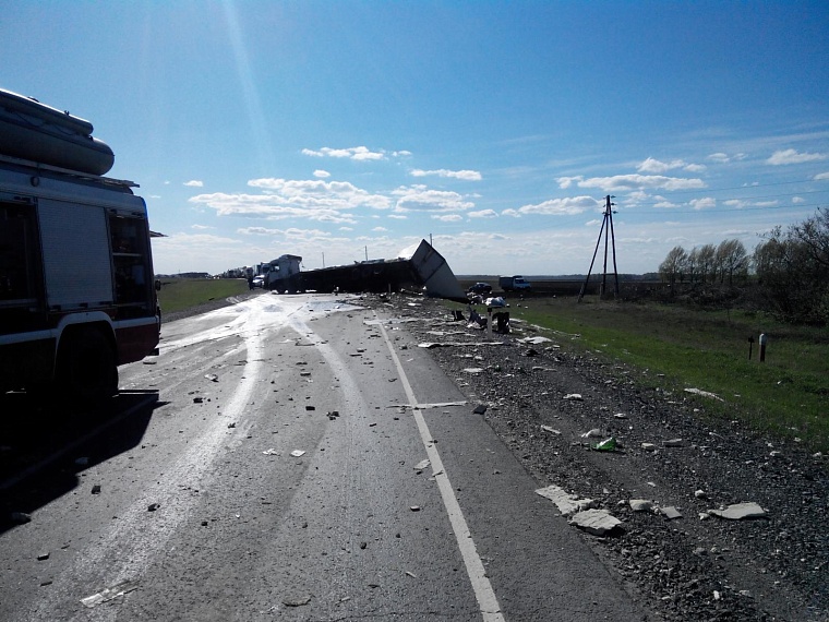 Два грузовика, столкнувшись, блокировали трассу, погиб человек
