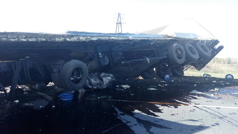 Два грузовика, столкнувшись, блокировали трассу, погиб человек