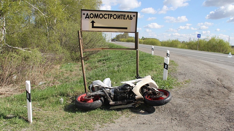 Два грузовика, столкнувшись, блокировали трассу, погиб человек