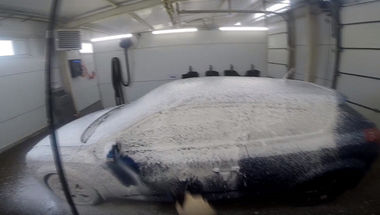 Тщательно обдаем пеной