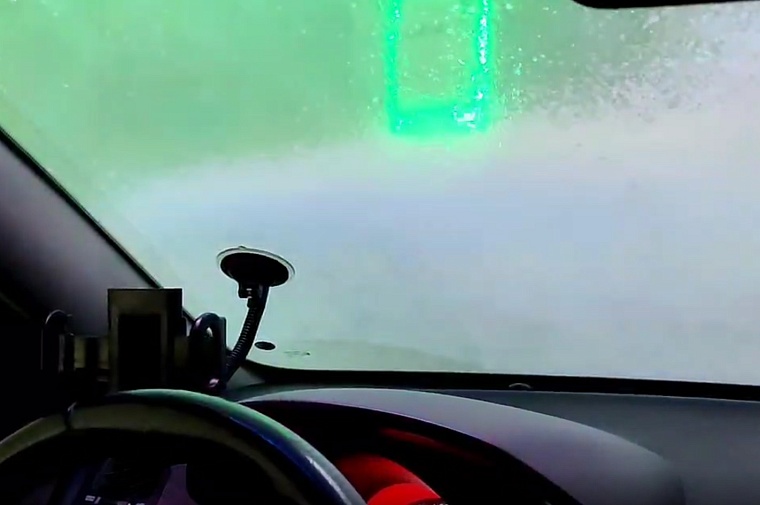 Ощущения любопытные: ты сидишь внутри машины, а снаружи ее поливает вода и пена