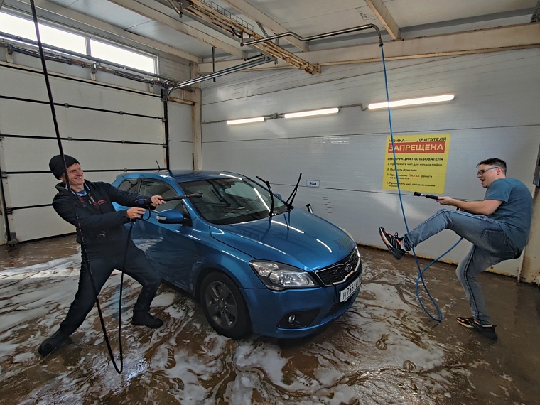 Дешевле, чище, быстрее? Тестируем разные виды автомоек в Тюмени