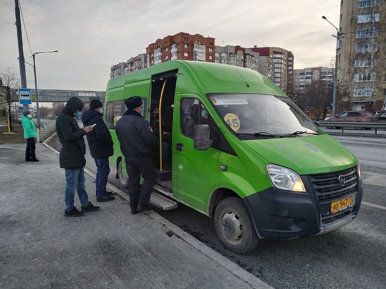 В тюменских автобусах полиция проверяет наличие масок у водителей и пассажиров