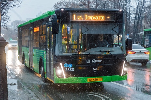В Тюмени из-за снегопада задерживаются городские автобусы
