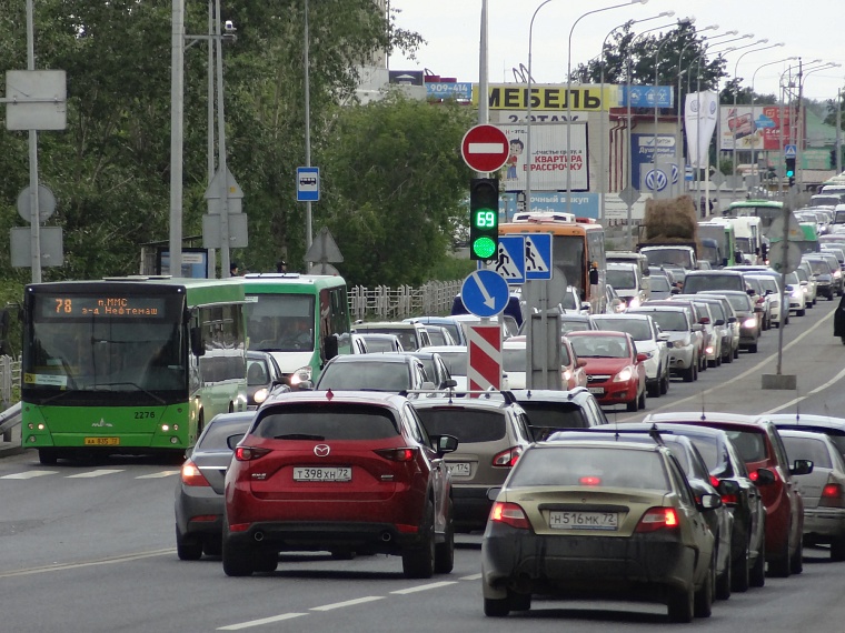 На оживленных участках в Тюмени сегодня запретят левые и правые повороты