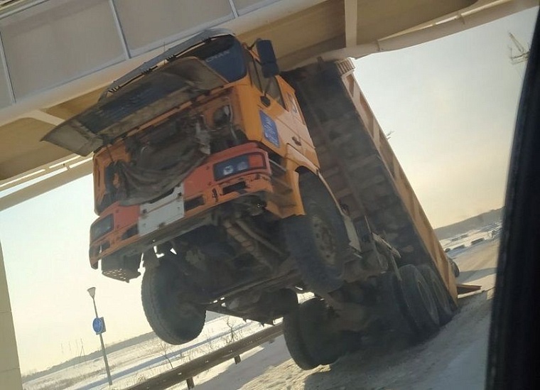 Грузовик врезался в верхний пролет перехода на Федюнинского - Монтажников