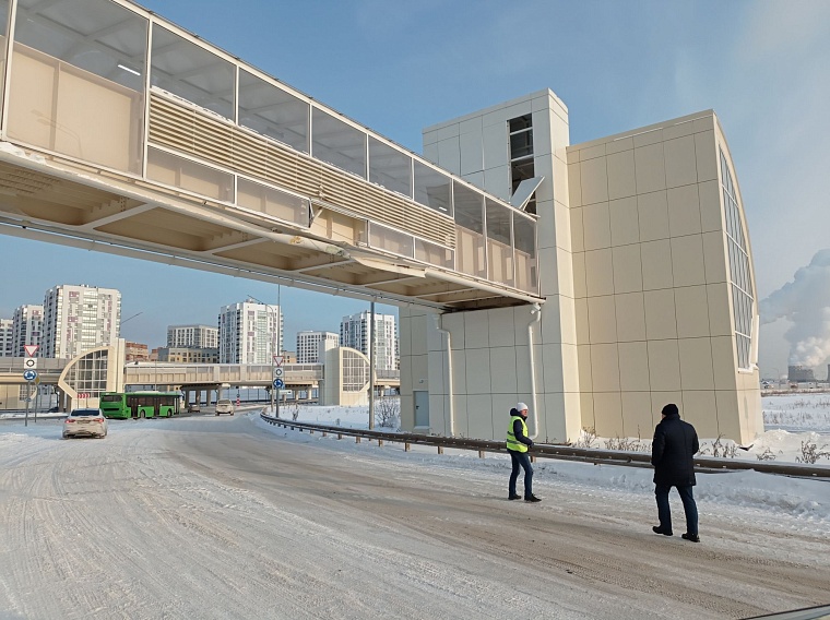 Грузовик врезался в верхний пролет перехода на Федюнинского - Монтажников