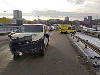 Жесткое ДТП на Профсоюзном мосту: девушка на ВАЗ-2115 вылетела на встречку и врезалась в скорую