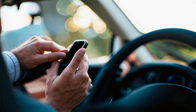 Минцифры: на госуслугах появились водительские чаты