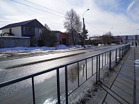 На улице Малая Боровская нет бордюров между проезжей частью и тротуаром
