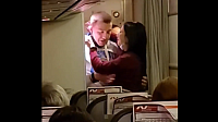 Пассажир самолета Москва - Минводы во время полета сделал предложение своей девушке