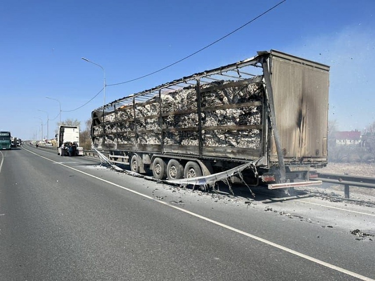 Из-за сгоревшей фуры на трассе Тюмень - Омск ограничено движение